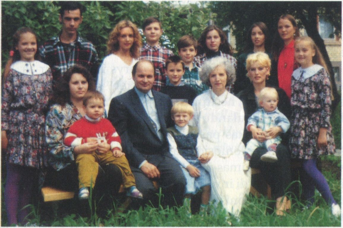 Vidutė ir Jonas Šepučiai su vaikais
