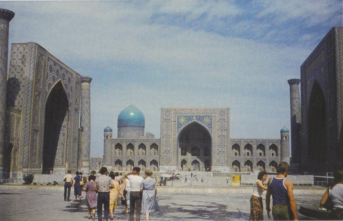 Samarkandas. Registano aikštė (XV-XVII a.) - vienas iš pasaulio stebuklų (kairėje - Ulugbeko medresė [XV a.], centre - Tilia Kario mečetė ir medresė [XVI a.])