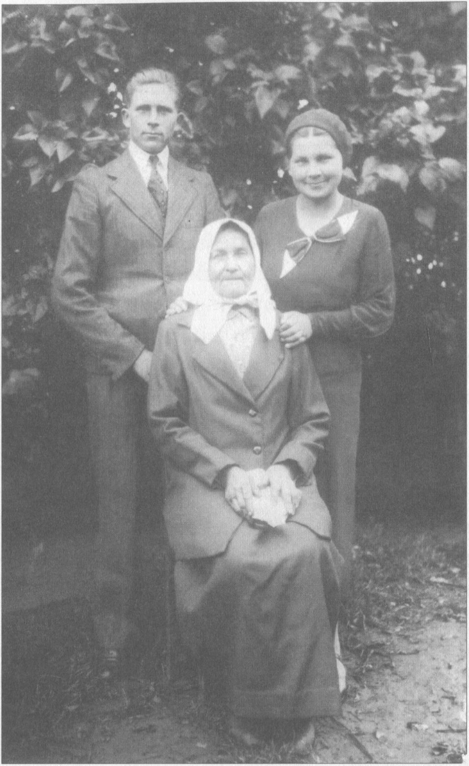 Adelė Dirsytė su motina ir broliu Stasiu 1935 m.